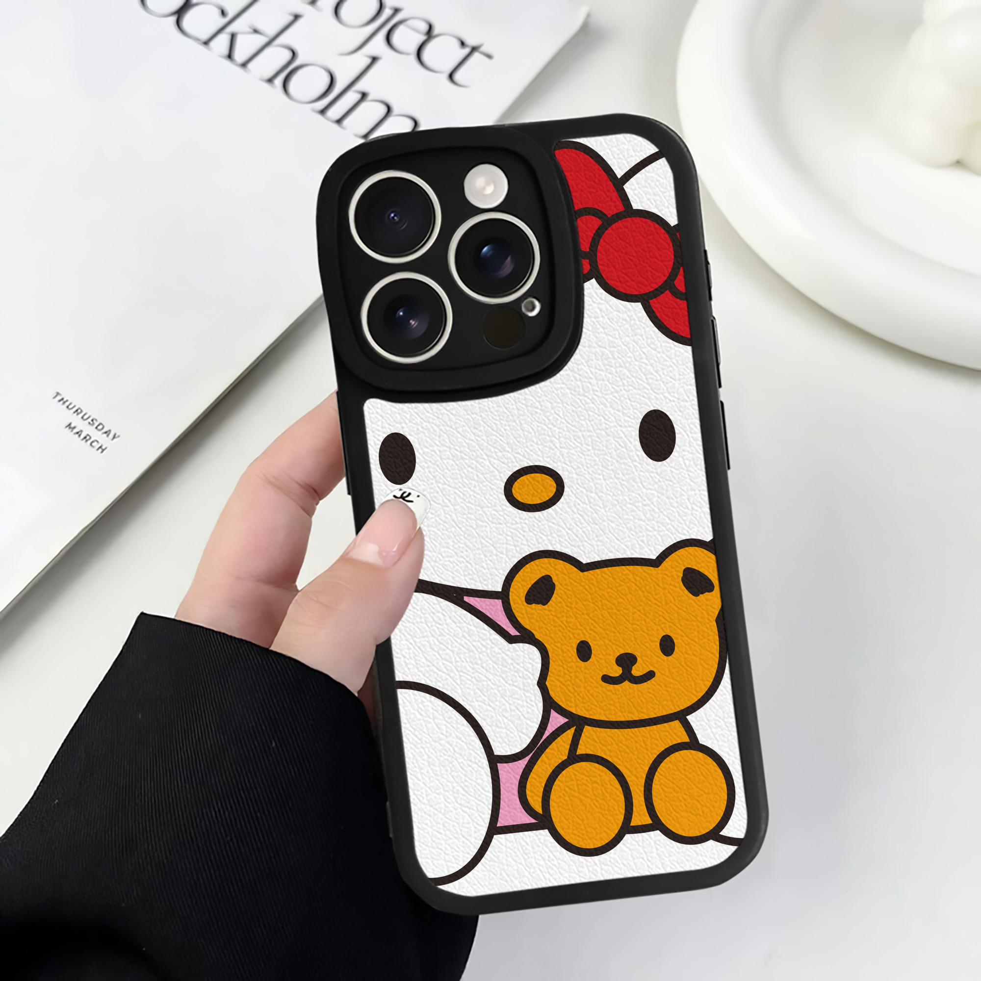 （画像用） Hello Kitty ハローキティ 【iPhone 16シリーズ対応】シリコンスマホケース（レザー調） 材質：シリコン
